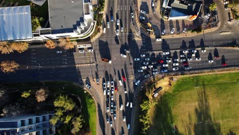 Una-Intersección-Llena-Del-Ajetreo-Y-El-Bullicio-Del-Tráfico-Matutino