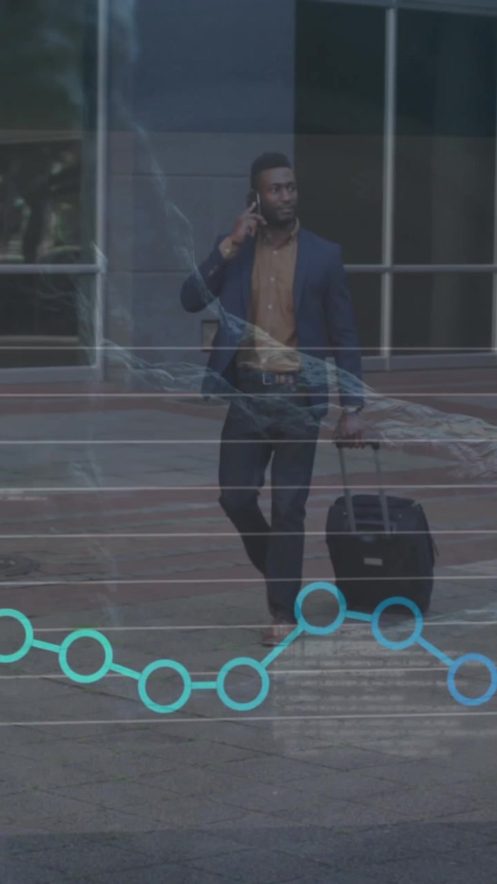 Animazione di elaborazione dati su un uomo d'affari afroamericano con trolley che parla allo smartphone.