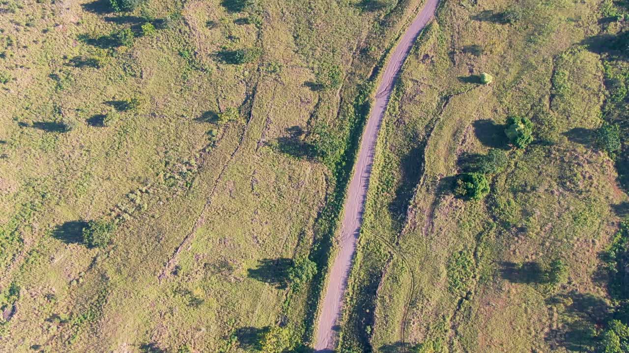 reserva natural de kanaio camino polvoriento hacia hana maui hawai, ee.uu.