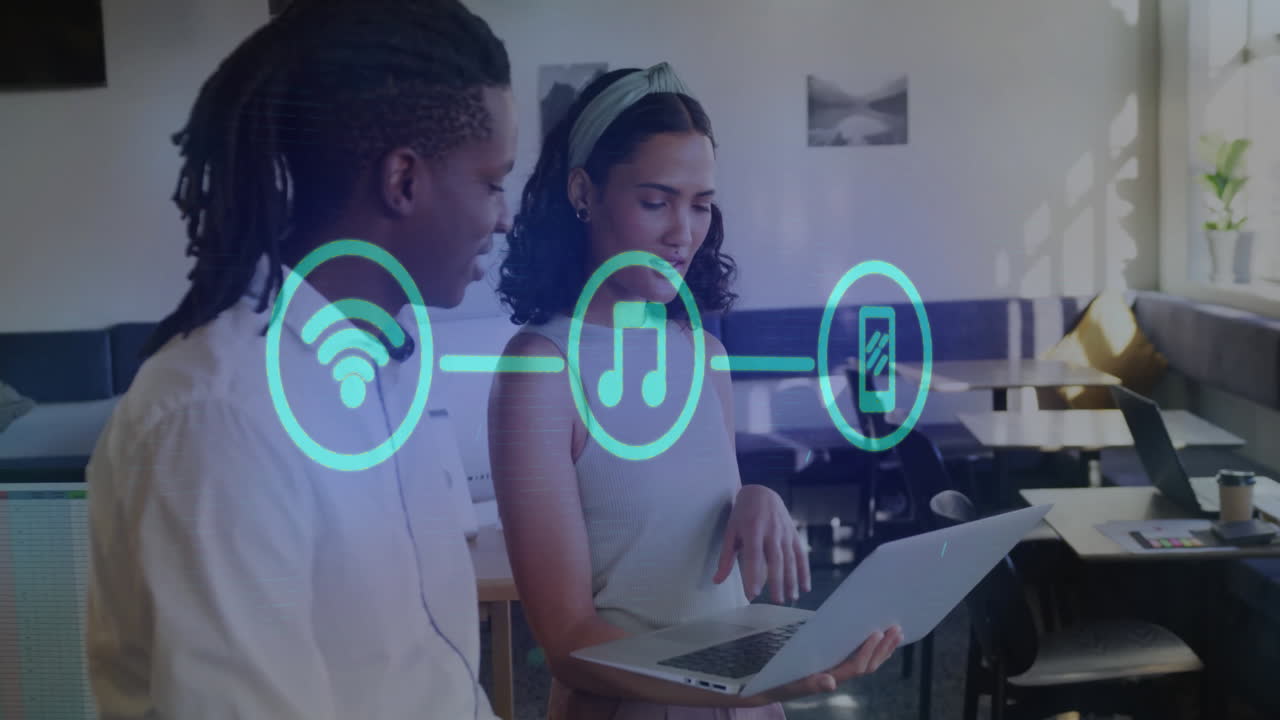 animación de la red de conexiones con iconos sobre diversos colegas que trabajan en la oficina