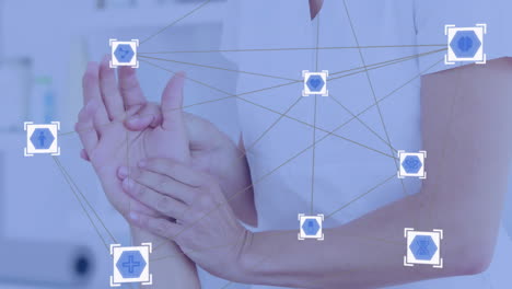 iconos médicos y conexiones de red animación sobre la mano de la persona que examina