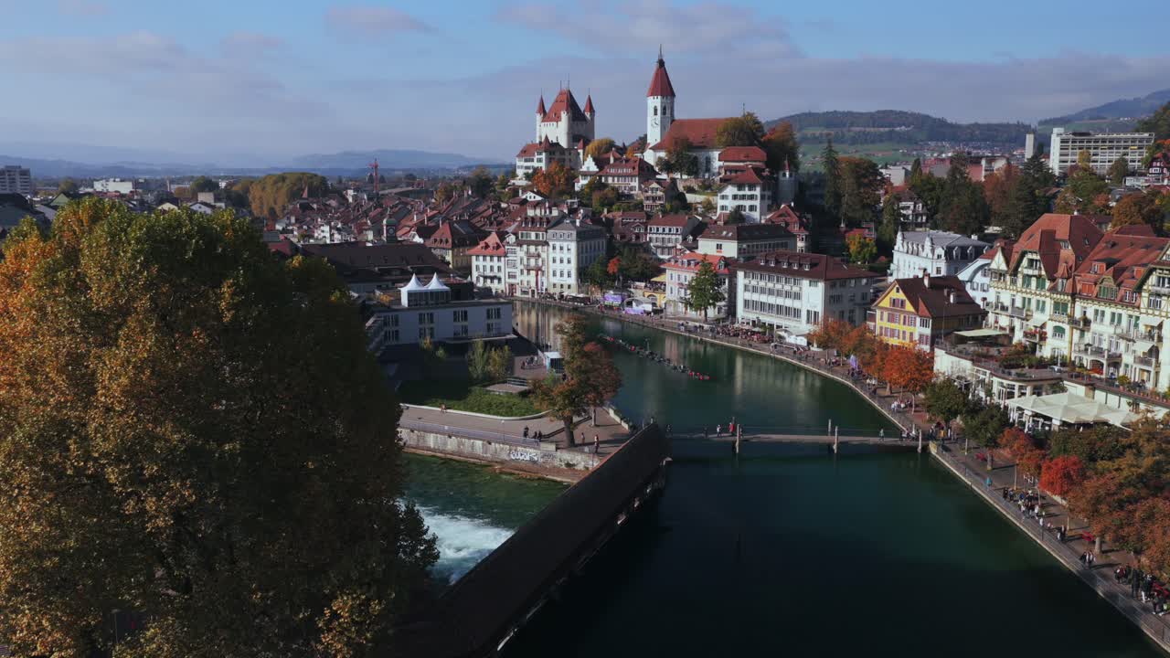 Schloss Thun Flusswelle Aare River cielo azzurro soleggiato nuvole pomeriggio Castello di Thun Thunersee Svizzera Schweiz Europa drone aereo Autunno Autunno stagione paesaggio urbano quartiere Oberland bernese cerchio destra