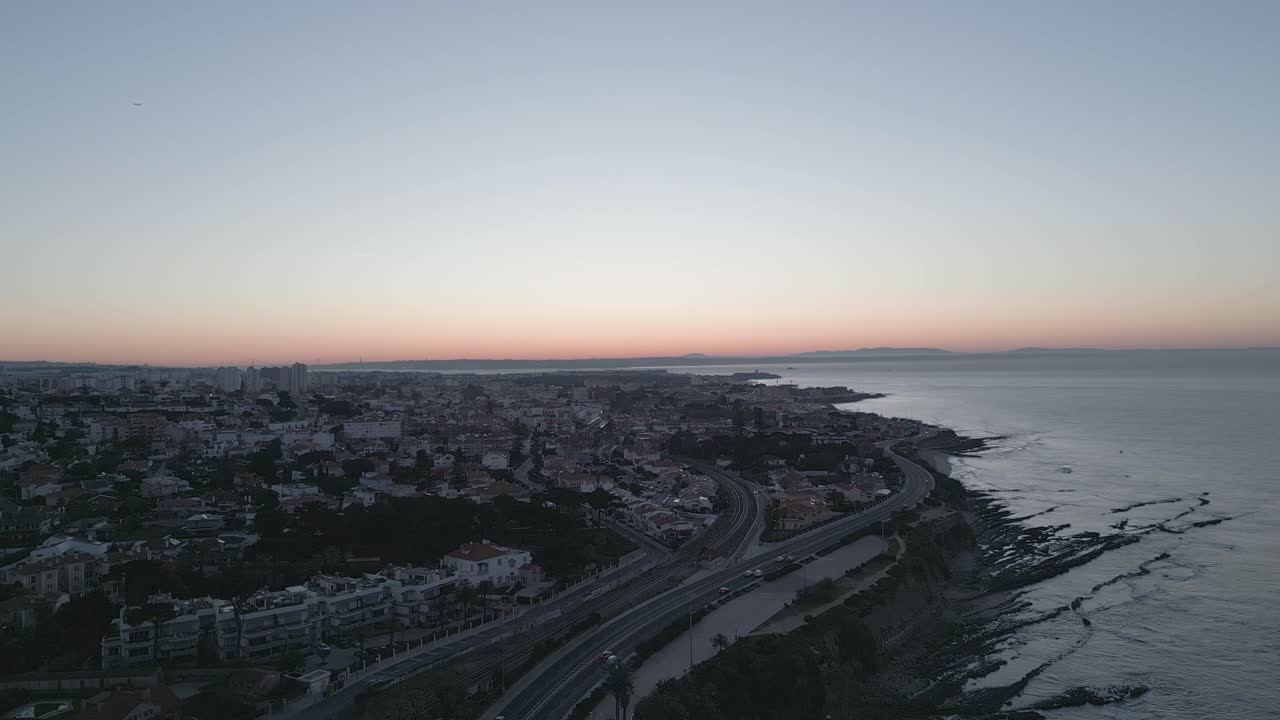해가 지는 시간 동안 해안 주거 지역의 항공 비디오, 해안을 따라 자동차 교통이 있는 도로, 해안 생활 개념