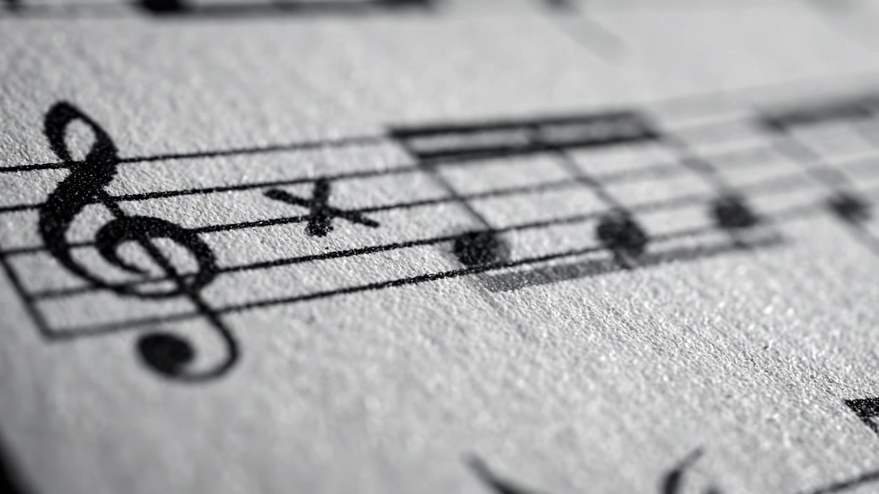 Una vista ravvicinata di notazione musicale e spartiti, che evidenzia i dettagli intricati di note e simboli sulla pagina.