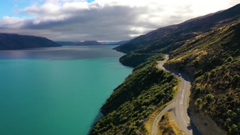 Luftaufnahme-Der-Malerischen-Fahrt-Entlang-Des-Lake-Pukaki-In-Den-Südalpen-Neuseelands
