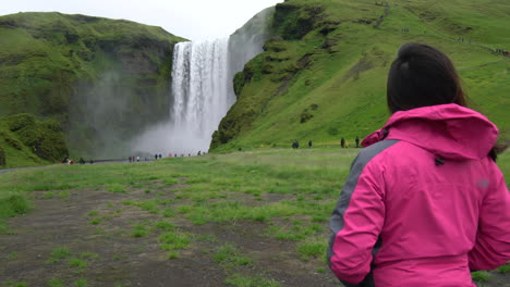 Reisende-Reisen-Zum-Skogafoss-Wasserfall-In-Island.