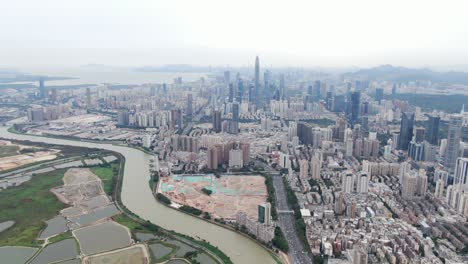 Luftaufnahme-über-Das-Stadtbild-Von-Shenzhen-Mit-Massiver-Stadtentwicklung-Und-Wolkenkratzern