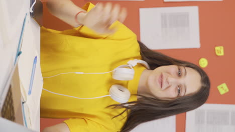 video vertical de una niña saludando a la cámara.