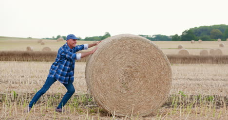 Agricultor-Luchando-Mientras-Rodaba-Pacas-De-Heno-En-La-Granja-1