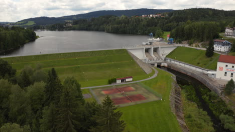 Puerta-De-La-Presa-Y-Salida-De-La-Esclusa-Debajo-Del-Depósito-De-Agua-De-Lipno-En-Chequia