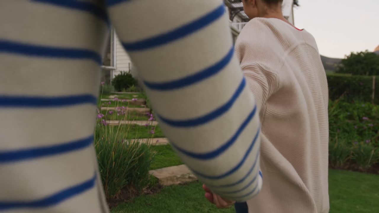 pareja caucásica pasando el tiempo en un jardín