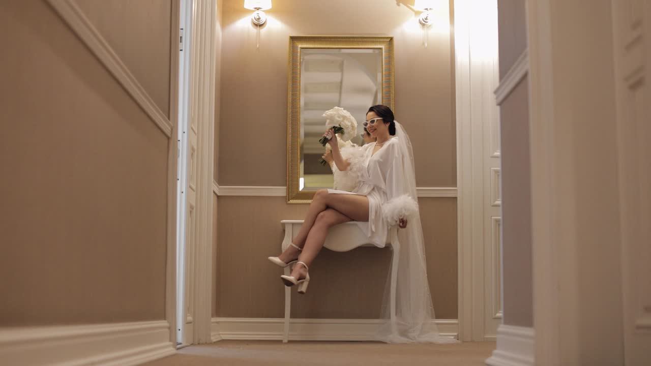 la novia se está preparando con una túnica blanca