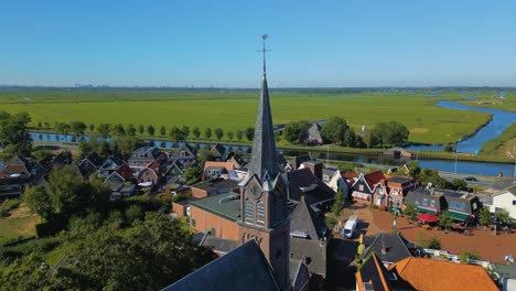 órbita-A-La-Izquierda-En-La-Iglesia-Reformada-Holandesa-En-La-Típica-Ciudad-De-Ilpendam,-Holanda-Del-Norte