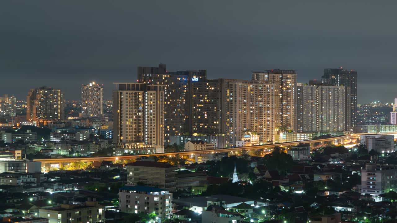 lapso de tiempo de la vista aérea de sathorn, centro de bangkok. distrito financiero y centros de negocios en la ciudad urbana inteligente en asia. rascacielos y edificios de gran altura por la noche.