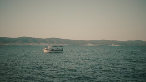 Boat-travel-to-the-sunset