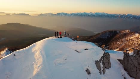 Atemberaubende-4K-Drohnenaufnahmen-Aus-Der-Luft-Vom-Berg