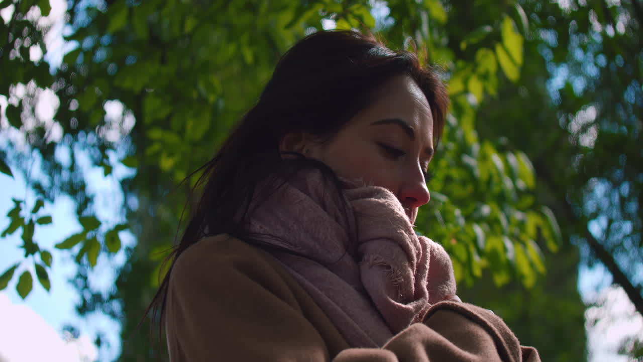 공원에서 차가운 여자의 영상