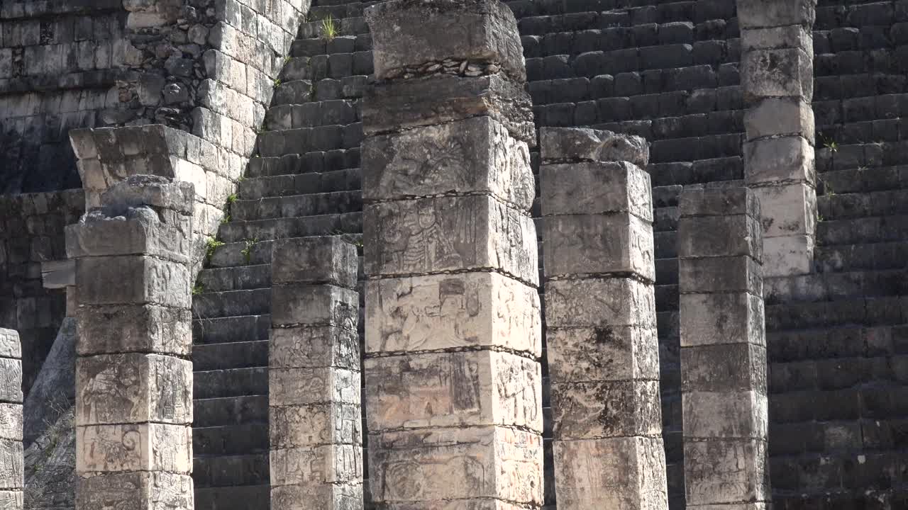 templo de chichen itza de los guerreros pilar de cerca en yucatán méxico