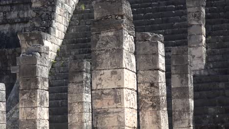 Chichen-Itza-Tempel-Der-Krieger-Pilar-Aus-Nächster-Nähe-In-Yucatan,-Mexiko