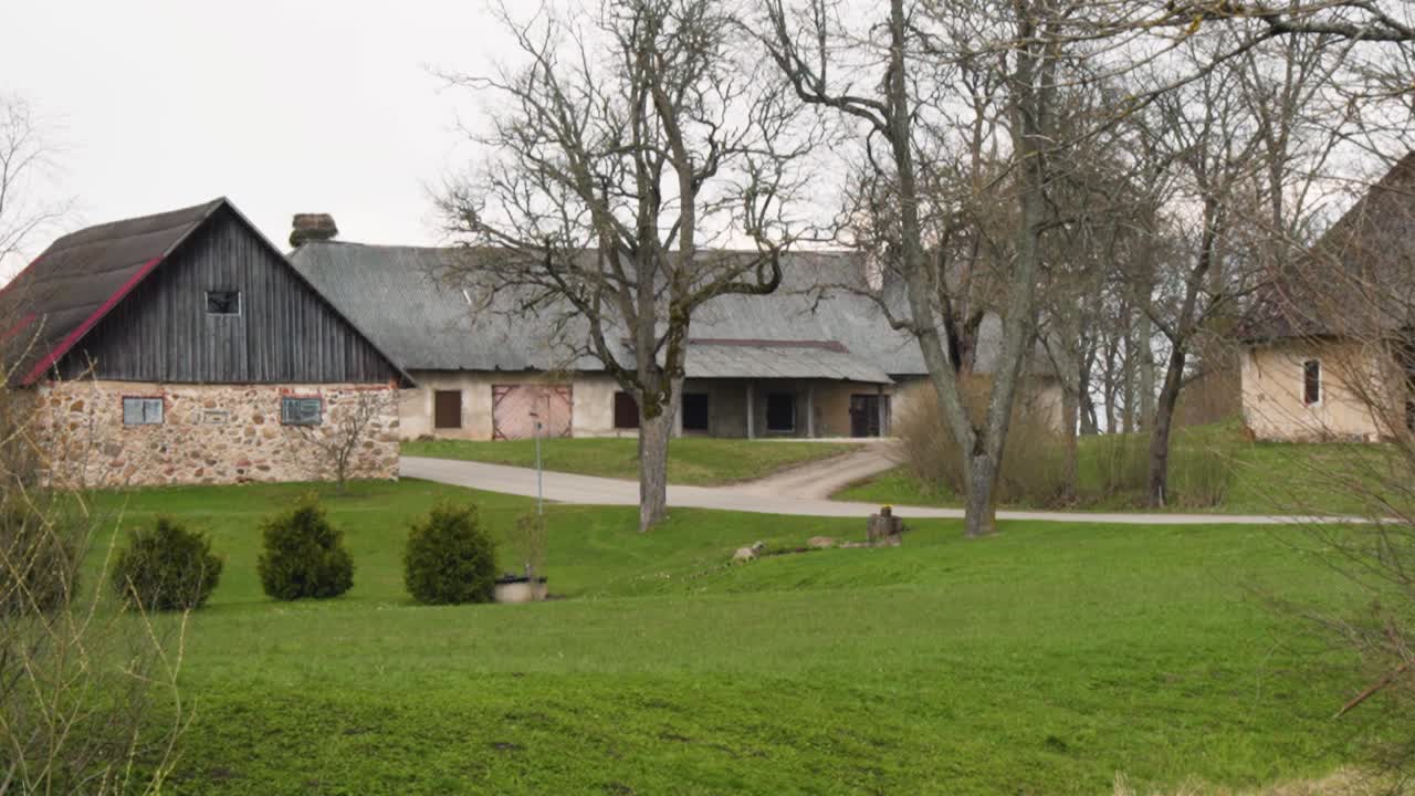 un día sombrío en el campo