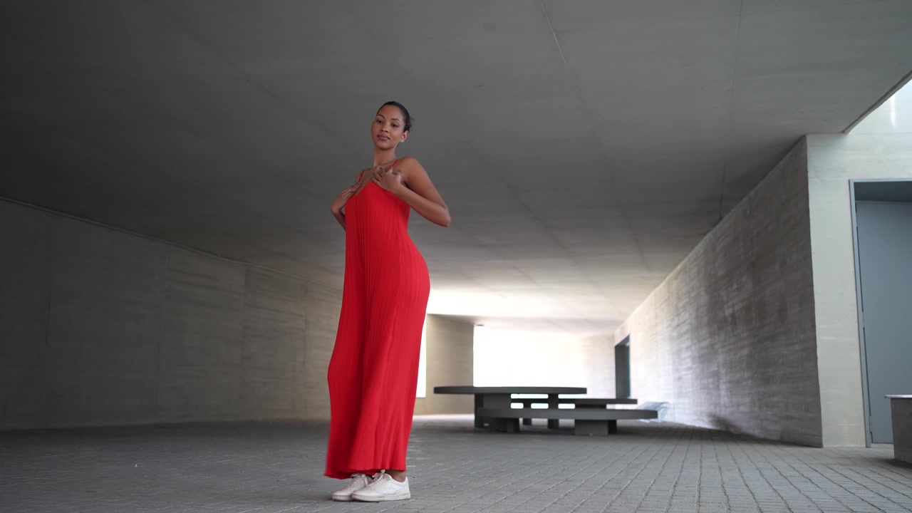 Una performance di danza accattivante ed energica ambientata su uno sfondo urbano moderno.