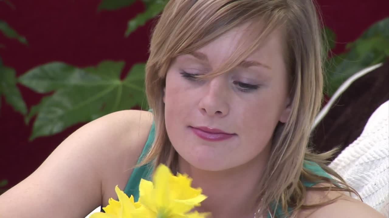 꽃  ⁇ 새를 맡는 여자