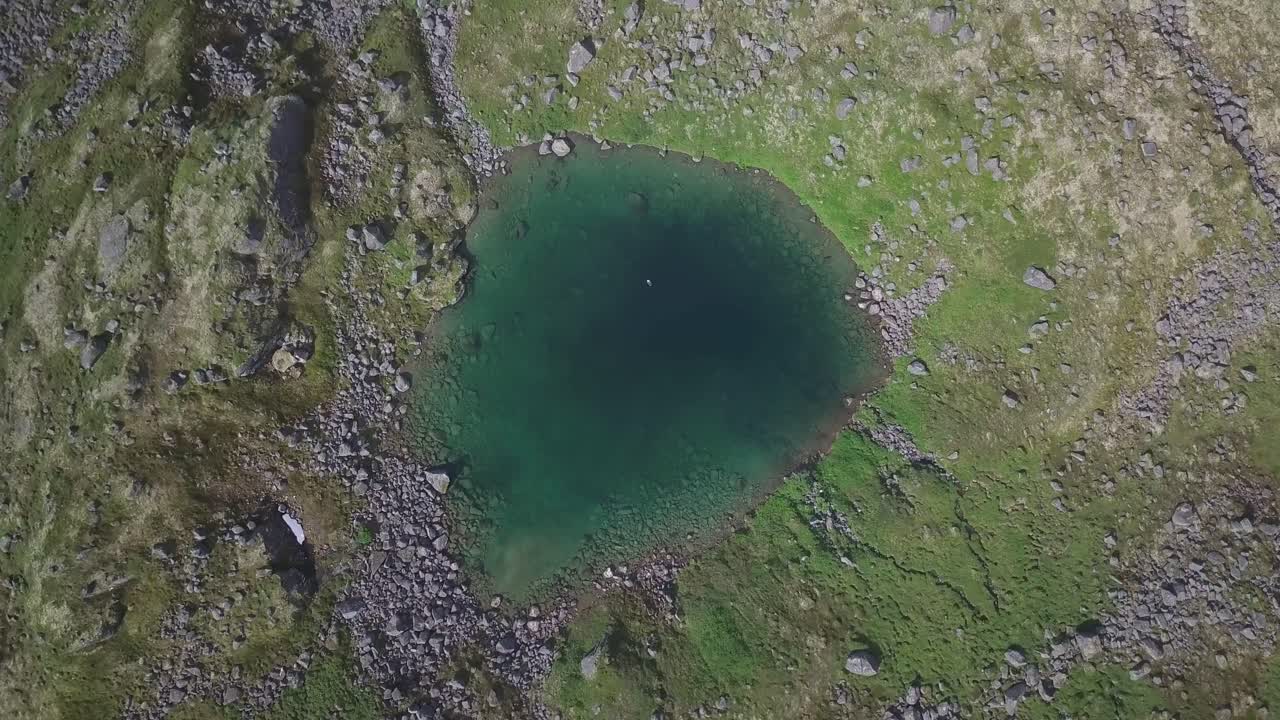 오지 알래스카에서 고립된 호수의 드론 샷 낮추기