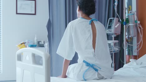 Patientin-Sitzt-Auf-Einem-Krankenhausbett