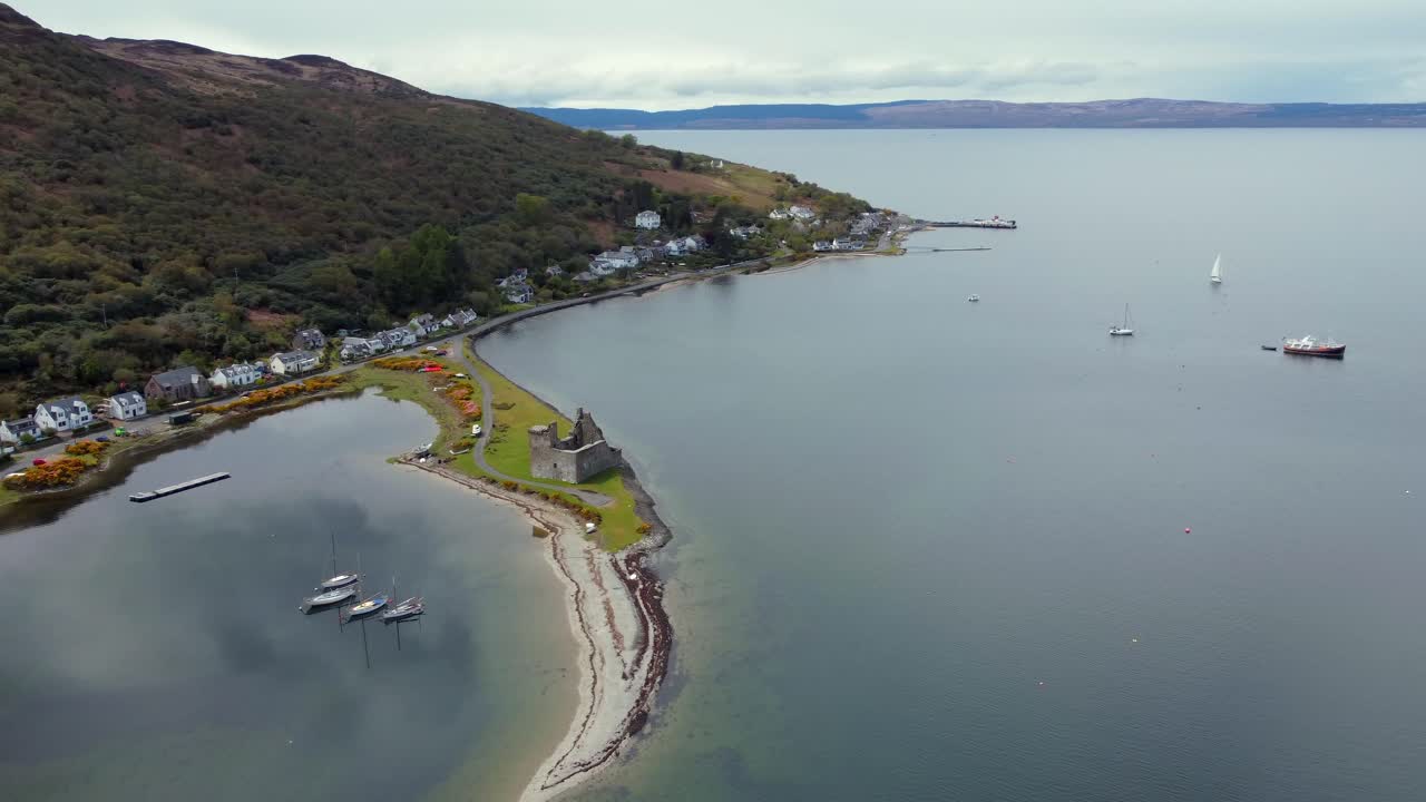 vista aérea del castillo de lochranza en la isla de arran en un día nublado, escocia