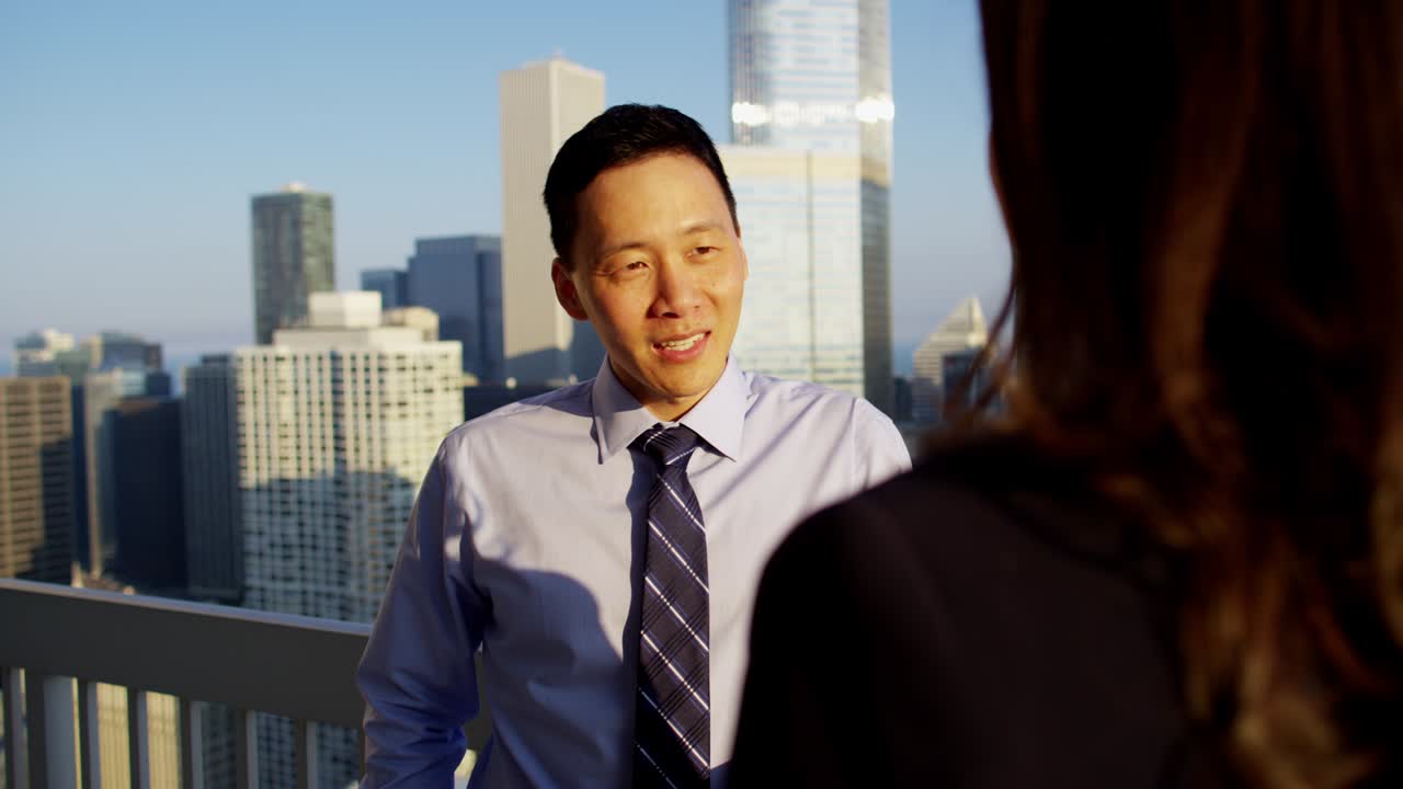 아시아 남성 동료와 이야기하는 히스패닉 여성 전략