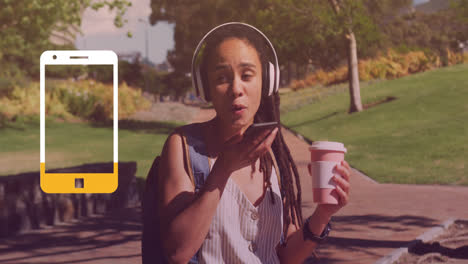 animación del icono de teléfono inteligente sobre mujer biracial hablando en teléfono inteligente en el parque