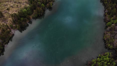 Hermoso-Río-Glaciar-Con-Agua-Verde