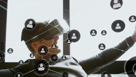 animación de redes de conexiones y hombre de negocios con teléfono vr auricular