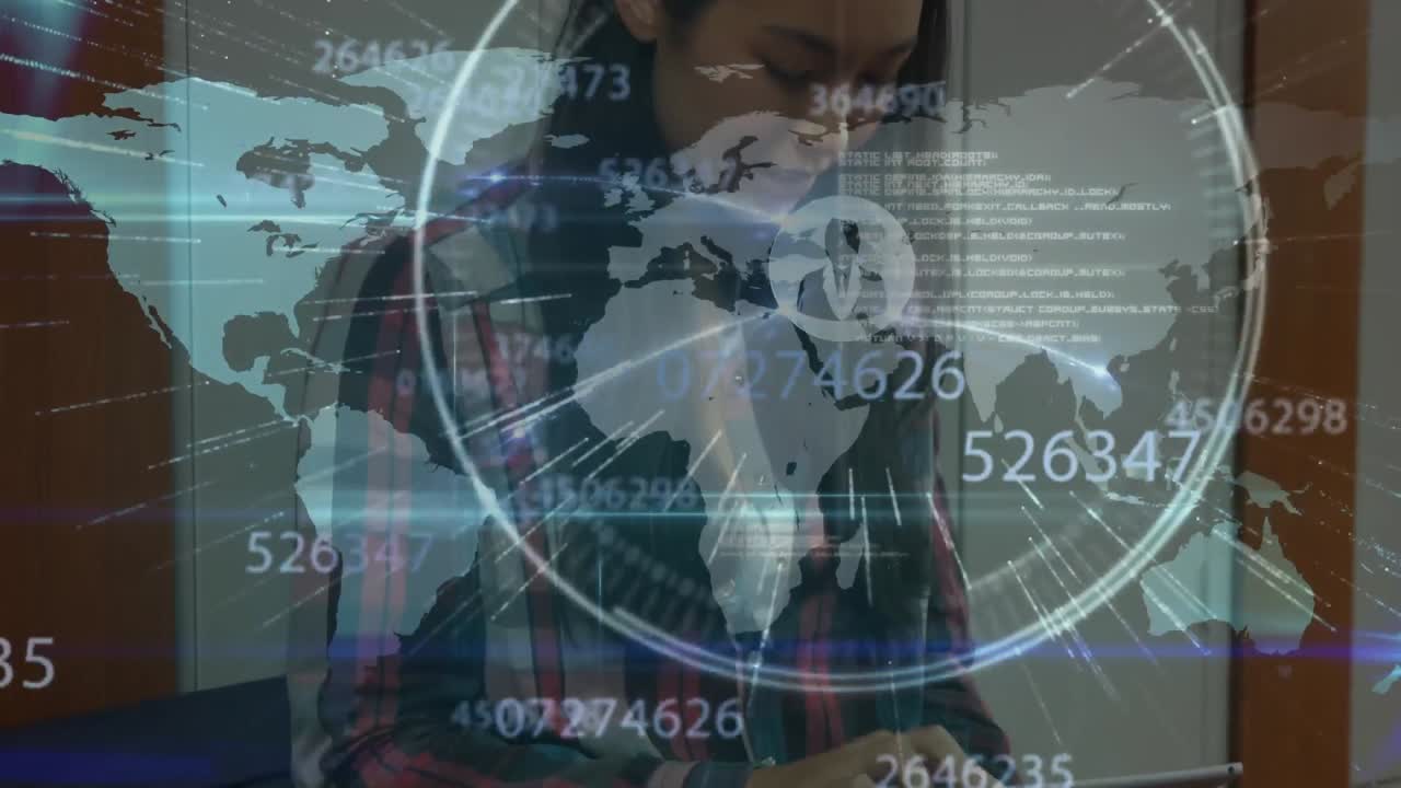 múltiples números cambiantes y procesamiento de datos sobre el mapa del mundo contra la mujer usando tableta digital