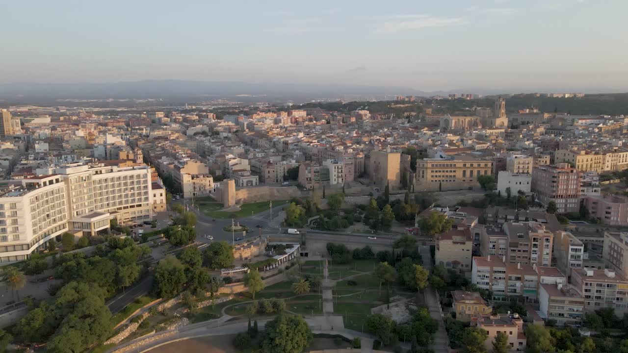Un pittoresco avvicinamento lento con drone al paesaggio urbano mattutino di Tarragona, Spagna, che mostra la Cattedrale di Tarragona.