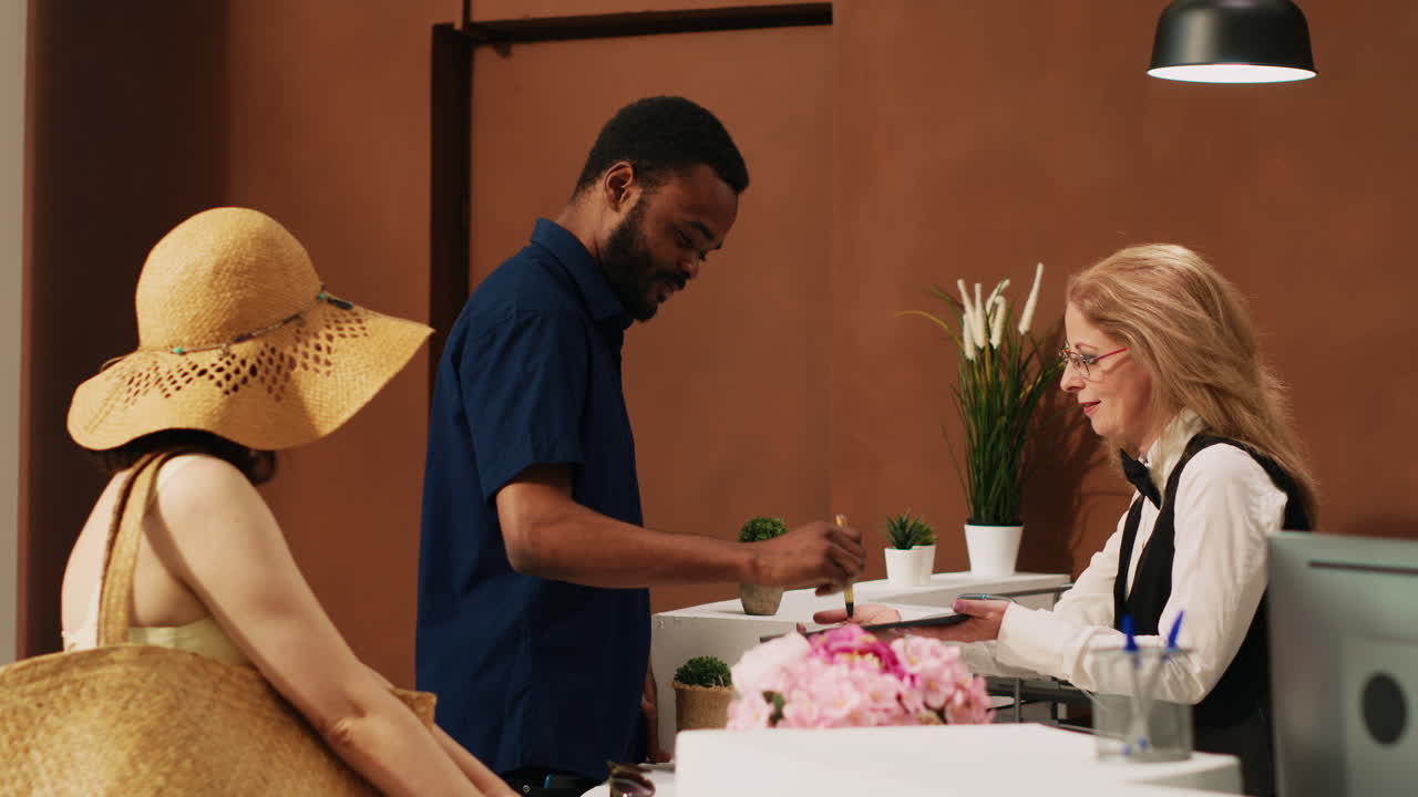 huéspedes del hotel que se registran en la recepción