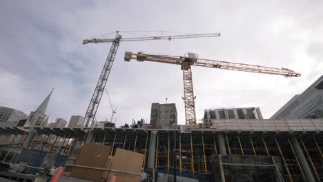 trabajadores de la construcción y grúas que construyen infraestructura de desarrollo urbano de la ciudad