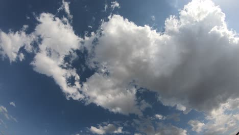 avanti veloce di nuvole che si muovono con un bel cielo blu