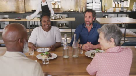 Amigos-Hablando-En-La-Mesa