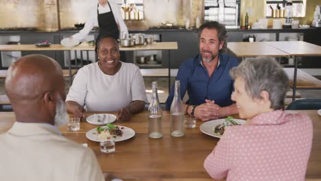 amigos hablando en la mesa
