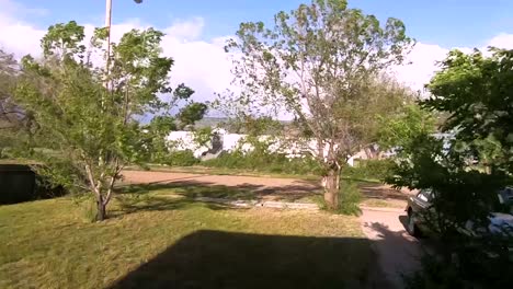 árboles en el patio delantero de una casa en el viento durante una tormenta en emperatriz alberta canadá