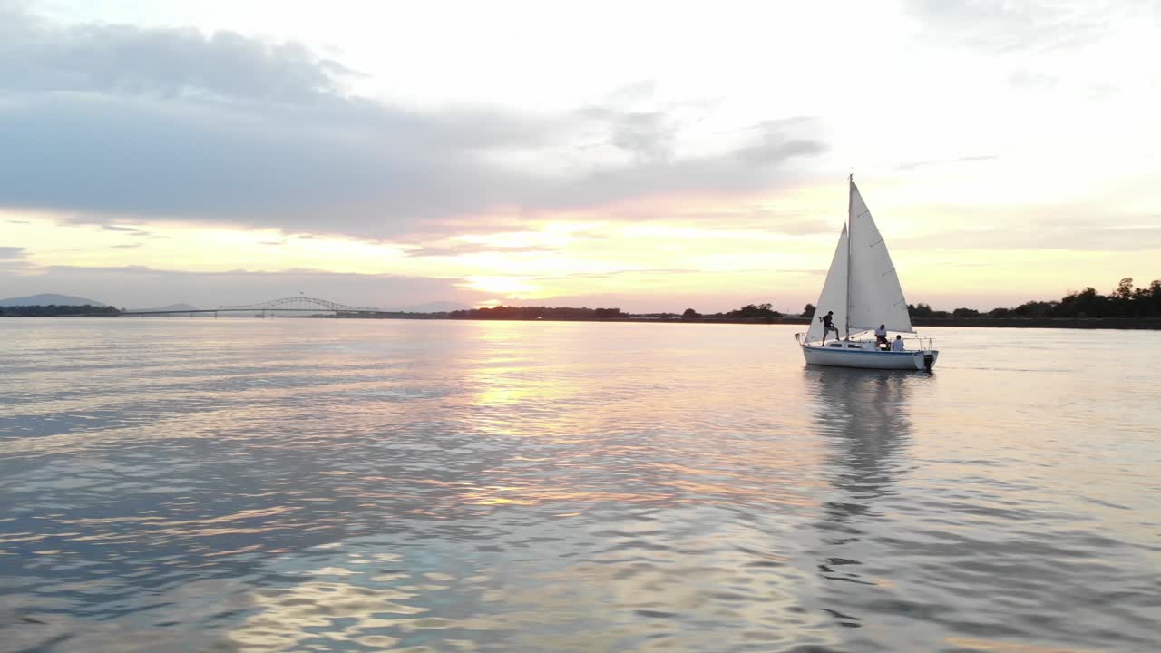 컬럼비아 강 상류에서 전통적인 범선의 공중 추적 샷