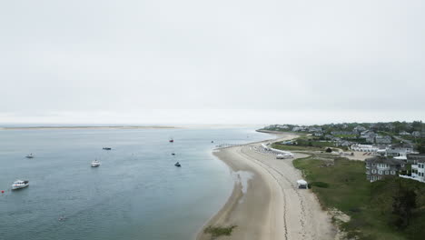 los barcos en la playa de arena en el océano atlántico en chatham, cape cod, massachusetts