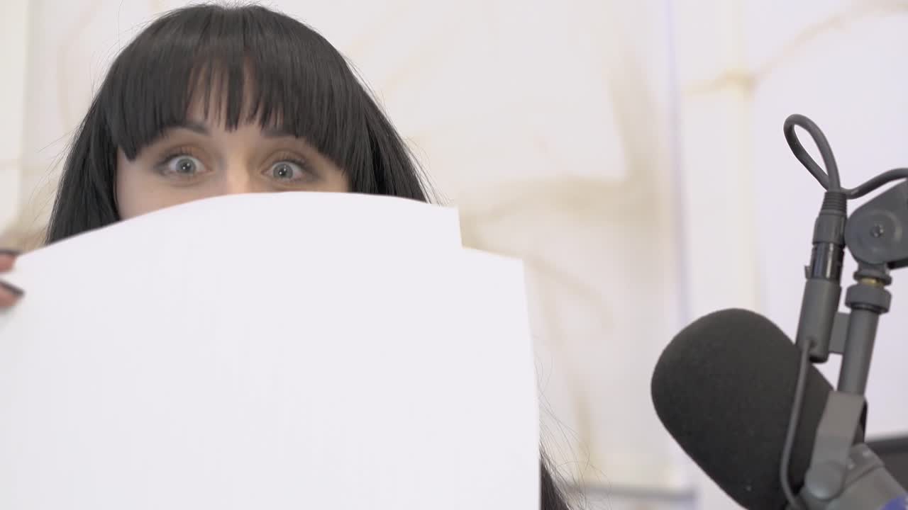 el dj de radio se entretiene mientras trabaja en el estudio de radiodifusión 2