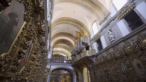 una vista interior de un monasterio portugués, llamado'monasterio de santa mafalda de arouca' que contiene un museo de arte sagrado en su interior, ubicado en arouca