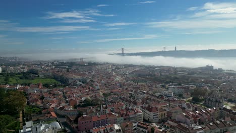 Luftaufnahme-Der-Bucht-Von-San-Francisco-Mit-Den-Wolken-Rund-Um-Die-Brücke