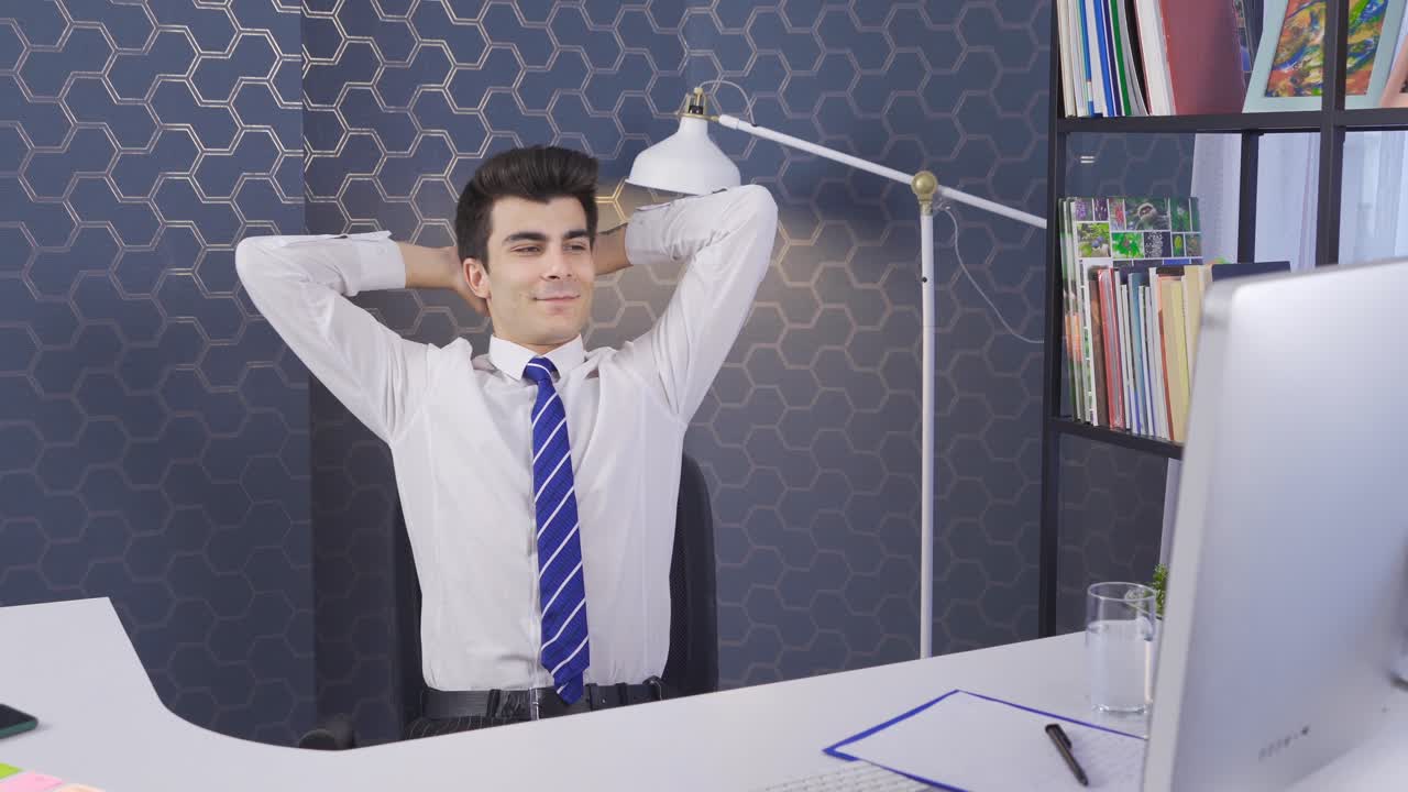 un hombre de negocios relajado se toma un descanso para aliviar el estrés. un empleado satisfecho y feliz.