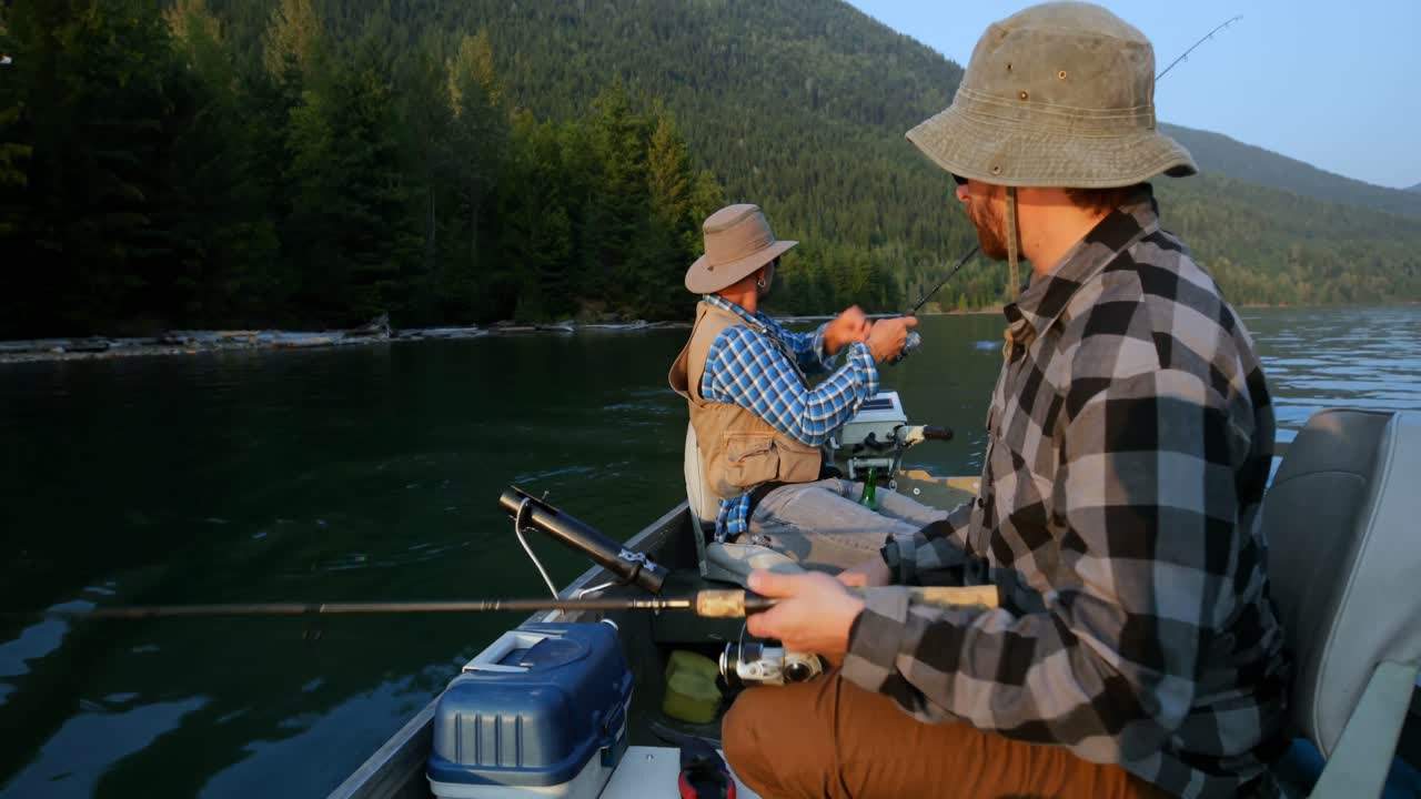 두 명의  ⁇ 시 ⁇ 이 4k 강에서  ⁇ 시를 하고 있습니다.