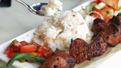 Seekh-kabab,-bread,-and-sauce-on-a-plate