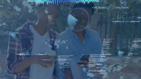 Digitale-Schnittstelle-Mit-Datenverarbeitung-Gegen-Zwei-Afroamerikanische-Frauen,-Die-Im-Freien-Ihr-Smartphone-Benutzen